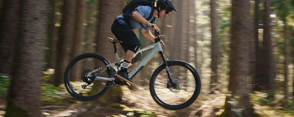 VTT électrique tout suspendu Cube AMS Hybrid ONE44 C62 Race 2026